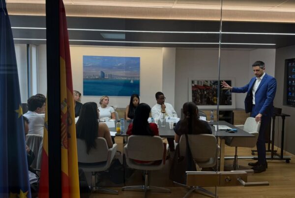 Clase de un abogado senior de Vosseler Abogados, Lluís Domingo, a estudiantes de Derecho de EEUU, dle programa Lex Fellowship
