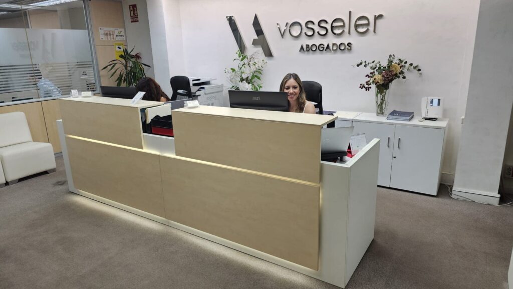 Imagen de la recepción de Vosseler Abogados, que no cierra en todo el mes de agosto de 2026