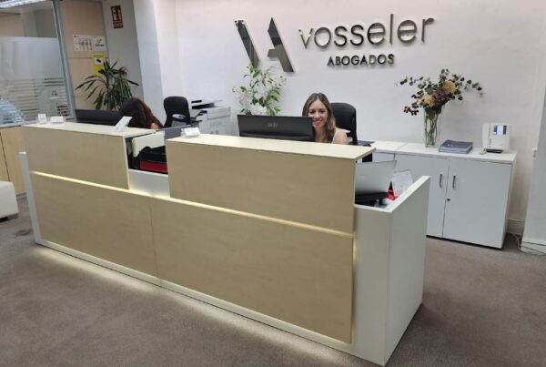 Imagen de la recepción de Vosseler Abogados, que no cierra en todo el mes de agosto de 2026