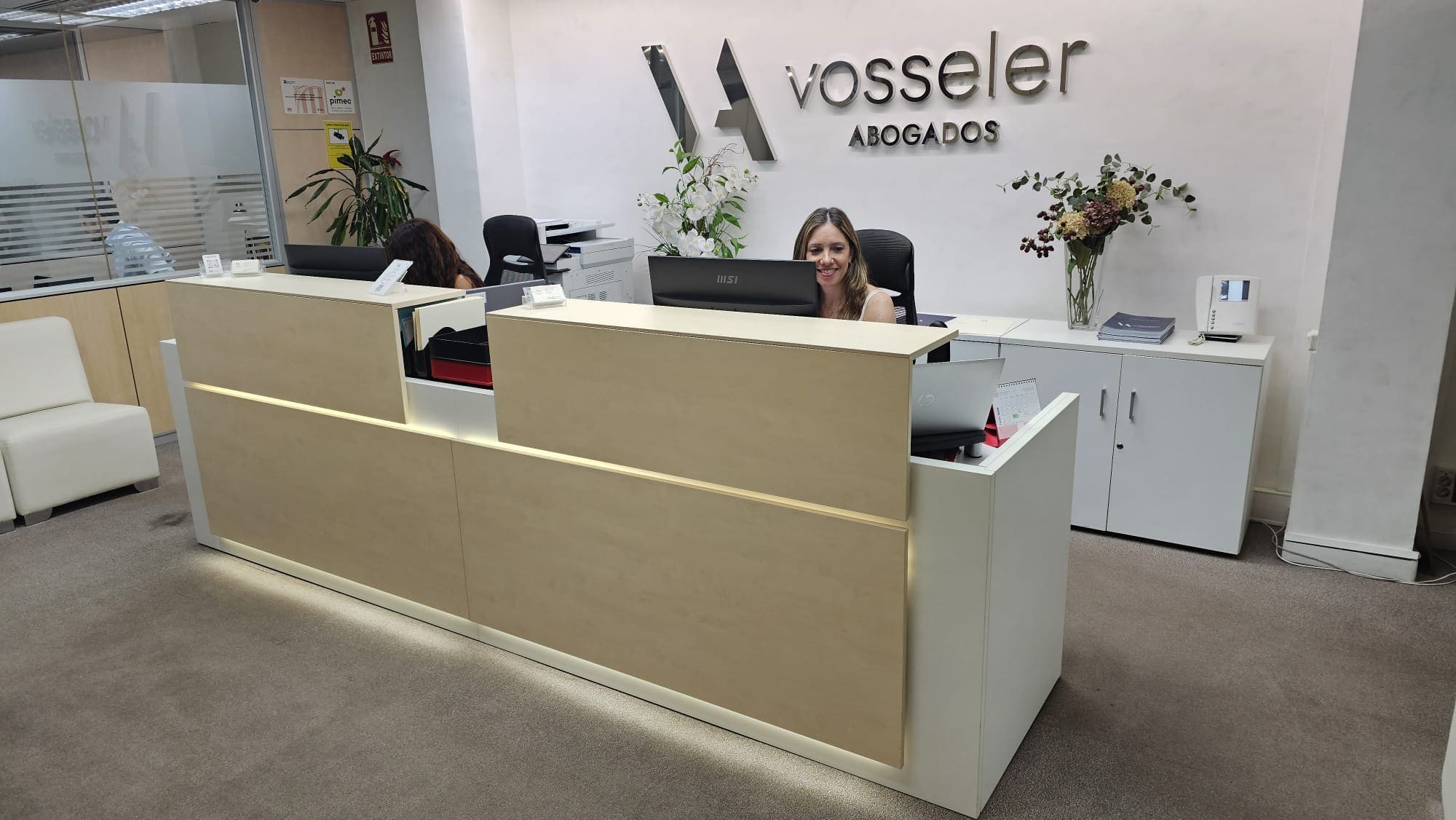 Imagen de la recepción de Vosseler Abogados, que no cierra en todo el mes de agosto de 2026