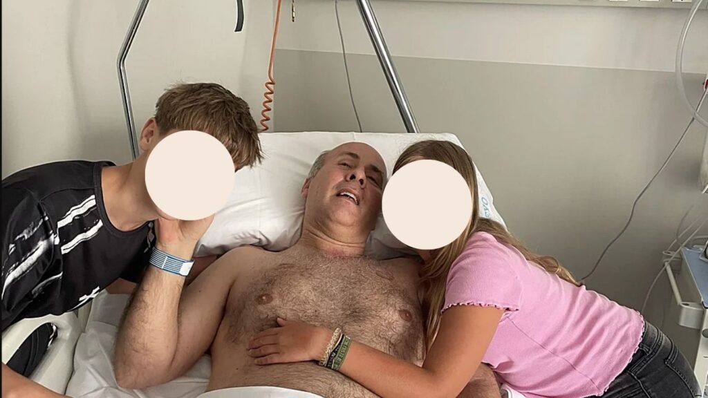 Raul Miralles, con sus hijos, en el hospital tras el accidenre laboral sufrido en el castillo de Bacares, y que lleva Vosseler Abogados.