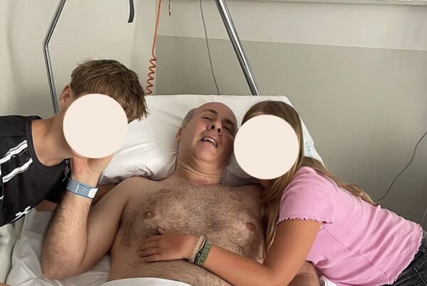 Raul Miralles, con sus hijos, en el hospital tras el accidenre laboral sufrido en el castillo de Bacares, y que lleva Vosseler Abogados.